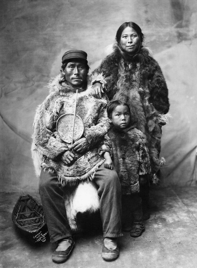 Инуитская семья в зимнем одеянии, Ном, Аляска, 1903-05 © Lomen brothers 